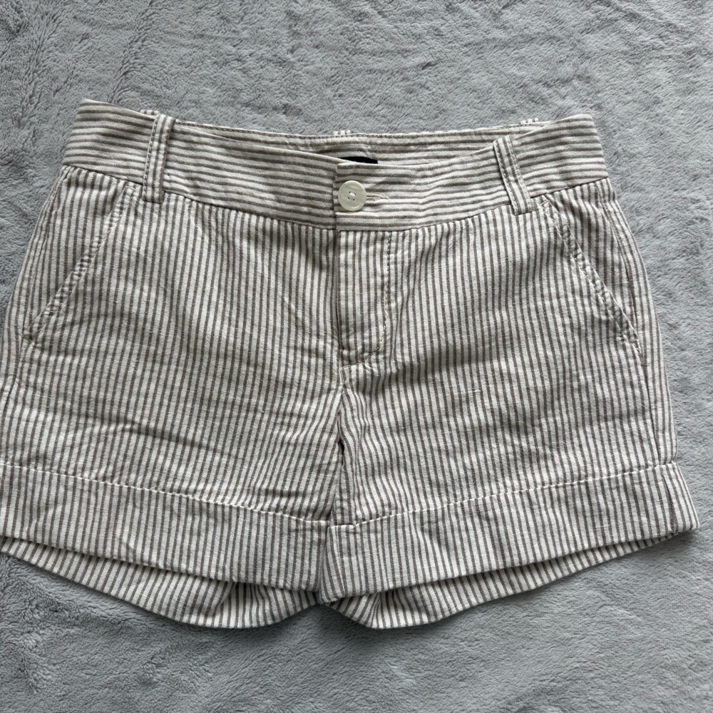 Express Striped White and Tan with Shimmer Women's Shorts Size 2‎
